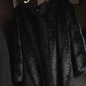 Me Devine fur throw around